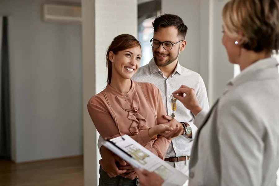 Couple with the keys after a completed sale